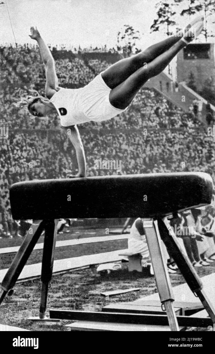 Ginnastica, ginnastica con apparecchi, membro della nazionale tedesca Anita Baerwirth che fa un salto a cavallo nella ginnastica olimpica femminile Foto Stock