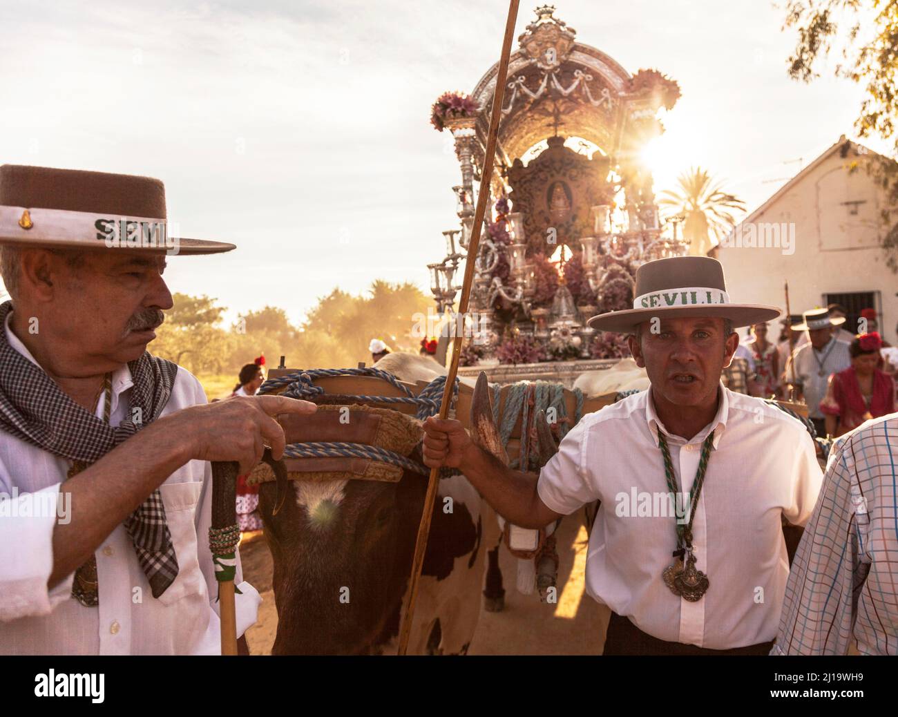 Uomini in abbigliamento tradizionale da Hermandad Siviglia con il Simpeccabile durante l'annuale Romeria di El Rocio, Andalusia, Spagna Foto Stock