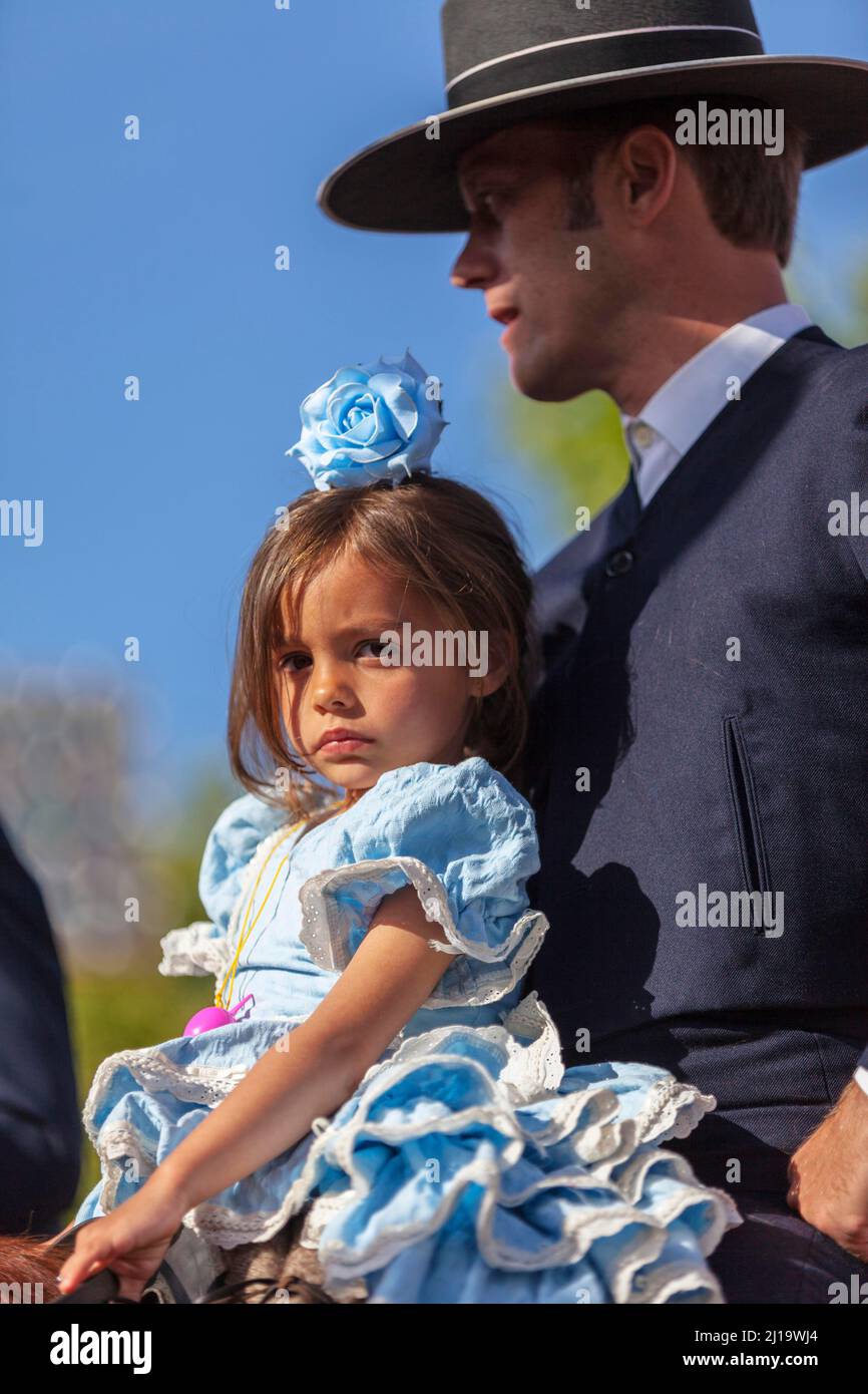 Ritratti di un uomo e di sua figlia a cavallo in abbigliamento tradizionale durante la Feria di Abril, Siviglia, Spagna Foto Stock