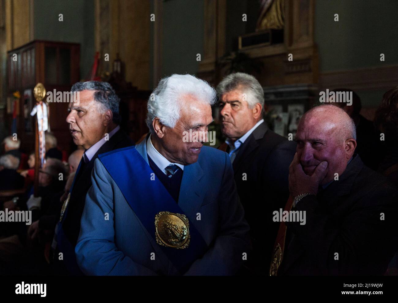 Uomo anziano nella Cattedrale che si prepara alle celebrazioni della Domenica di Pasqua ad Aidone, Sicilia, Italia Foto Stock