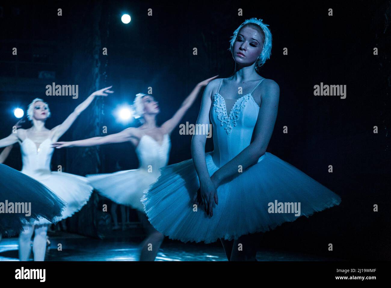 Ballerini durante lo spettacolo del lago di Swan di Tchaikovsky a San Pietroburgo, Russia, Europa dell'Est Foto Stock