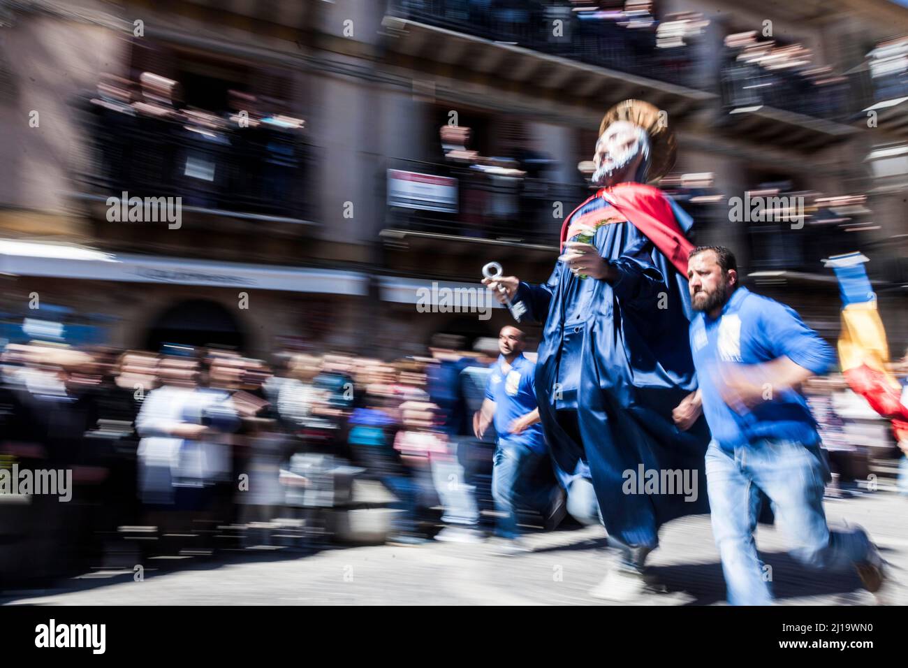 La corsa dei Santi che si svolge la domenica di Pasqua nella piazza del Duomo di Aidone, Sicilia, Italia Foto Stock