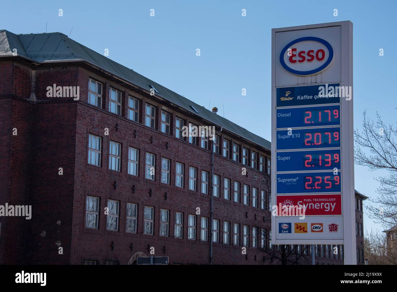 Prezzi del carburante, prezzi ben superiori a due euro a causa della guerra Ucraina, Magdeburg, Sassonia-Anhalt, Germania Foto Stock