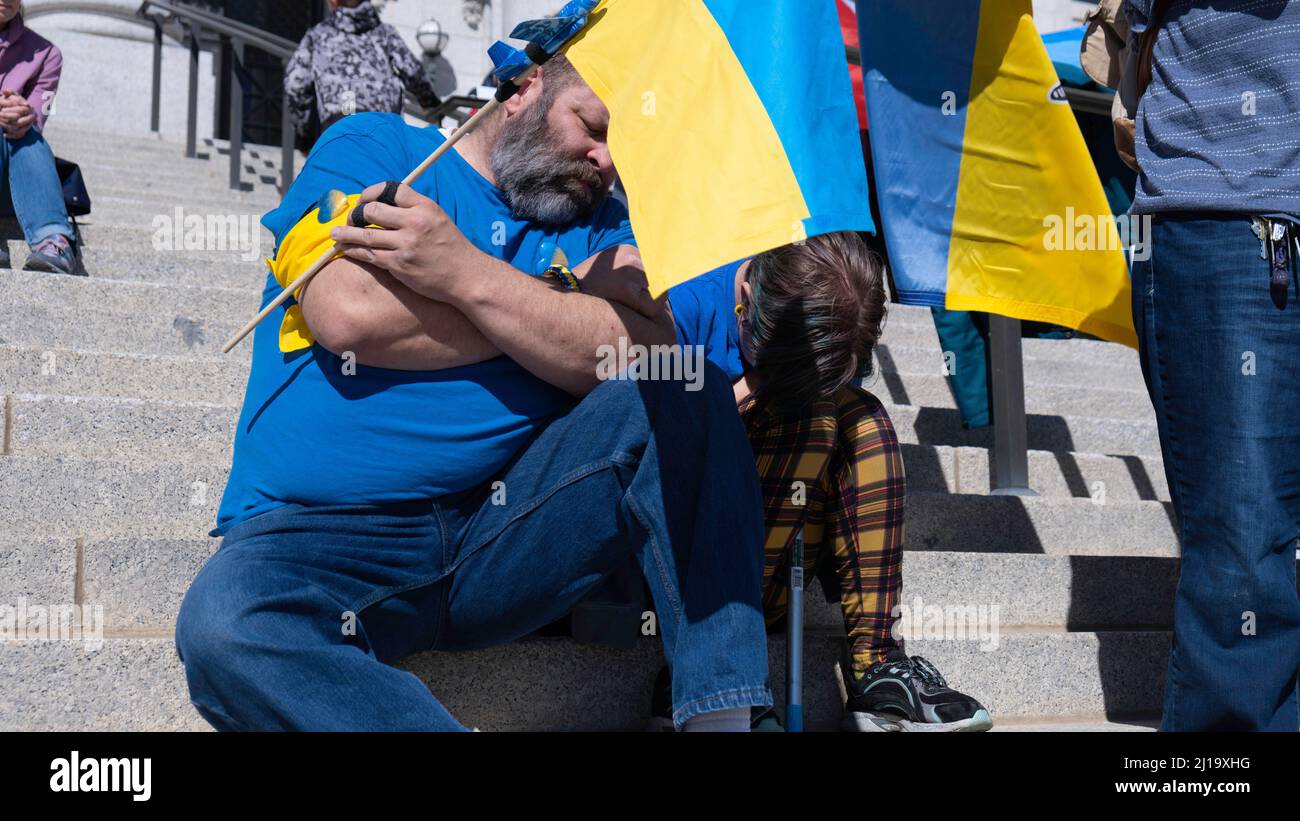 Uomo e bambino in preghiera per l'Ucraina al raduno a Salt Lake City Foto Stock