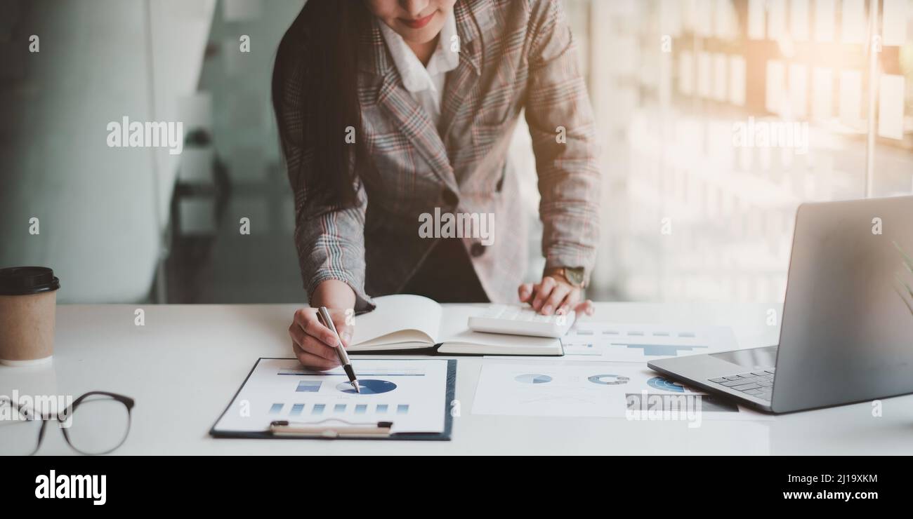 Presso l'ufficio contabilità. Businessman calcolo delle fatture, tasse e bilancio di controllo della società. Statistiche e credito analytic per il concetto di pagamento ipotecario. Foto Stock