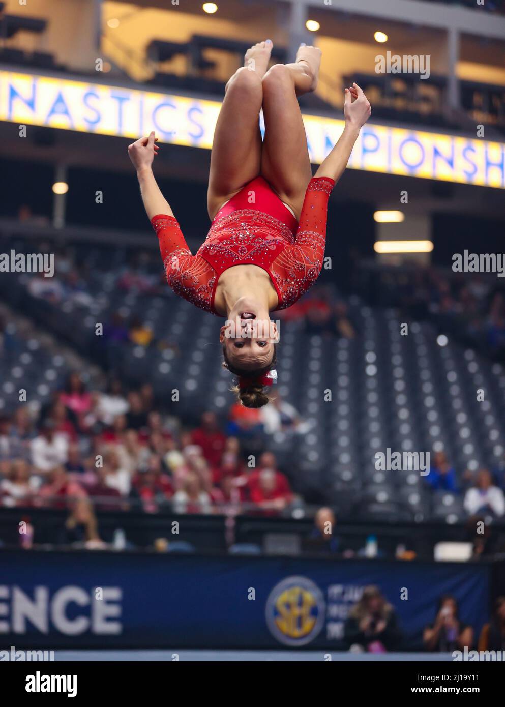 Birmingham, Alabama, Stati Uniti. 19th Mar 2022. Kennedy Hambrick dell'Arkansas fa un passo di tumbling sul pavimento durante i campionati femminili di ginnastica 2022 della SEC alla Legacy Arena di Birmingham, al. Kyle Okita/CSM/Alamy Live News Foto Stock