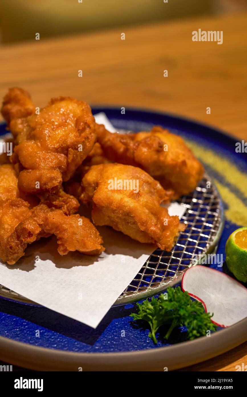 Un croccante e delizioso cibo giapponese, Tang Yang Fried Chicken Nuggets Foto Stock