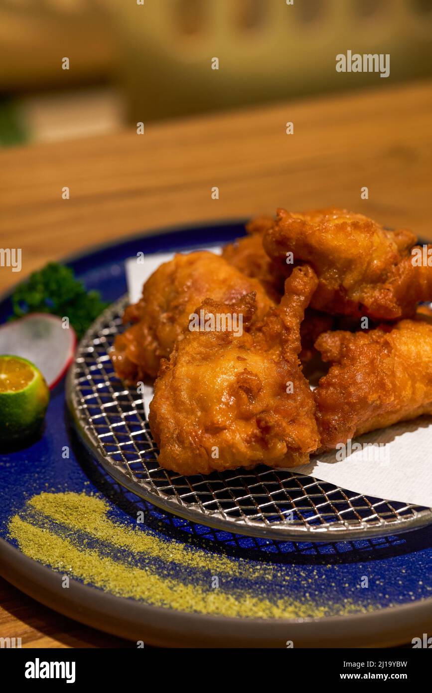 Un croccante e delizioso cibo giapponese, Tang Yang Fried Chicken Nuggets Foto Stock