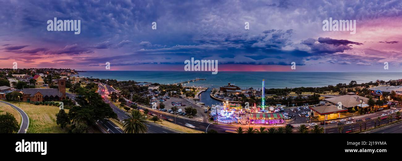 Tempesta nube di ripiano Arcus che si avvicina alla costa di Frankston nel post-bagliore del tramonto con blu apocalittico e viola panoramica aerea Foto Stock