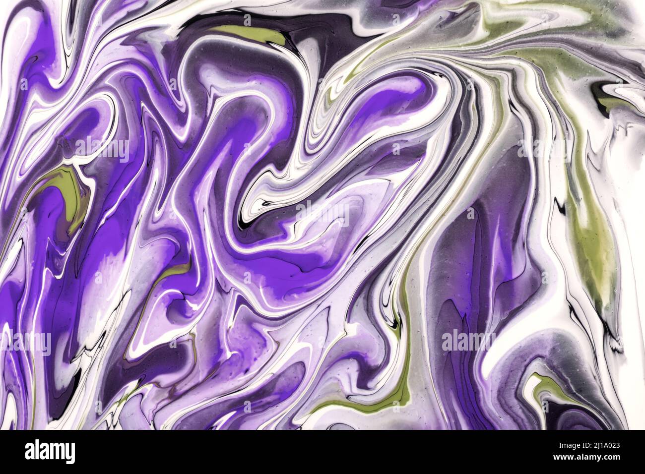 Astratto fluido arte sfondo chiaro viola e bianco colori. Marmo liquido. Pittura acrilica su tela con linee viola e sfumatura. Foto Stock