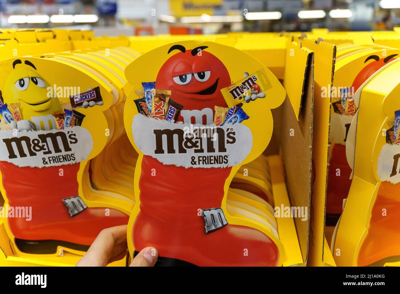Tyumen, Russia-02 dicembre 2021: Cioccolato m e ms croccante cioccolato. Amici Foto Stock