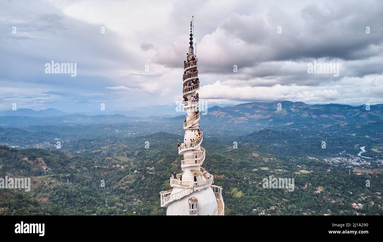 Gambola, Sri Lanka - 02.15.2022 :Vista aerea della Torre Ambuluwawa nel centro dello Sri Lanka Foto Stock