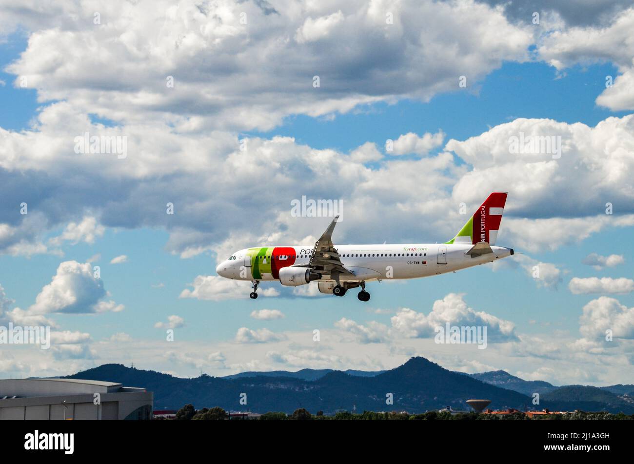 Barcellona, Spagna; 18 maggio 2019: TAP Air Portugal Airbus A320 aereo, atterrando all'aeroporto Josep Tarradellas Barcelona-El Prat Foto Stock