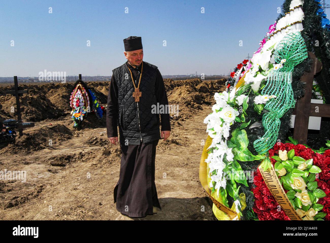 Non esclusiva: DNIPRO, UCRAINA - 23 MARZO 2022 - un cappellano militare, sacerdote della Chiesa Ortodossa di Ucraina Padre Dmytro Povorotnyi mostra fresco b Foto Stock