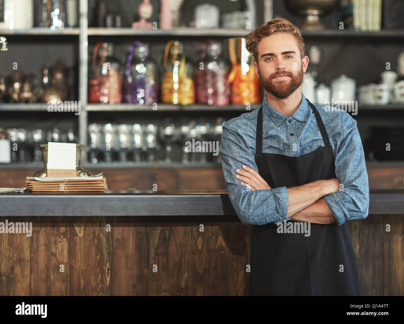 Il barista che lo prepara meglio. Ritratto di un giovane barista che lavora in un caffè. Foto Stock