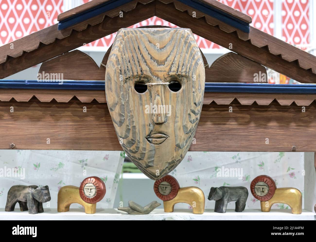 Rituale maschera di legno fatta a mano. Antica maschera etnica russa. Foto Stock