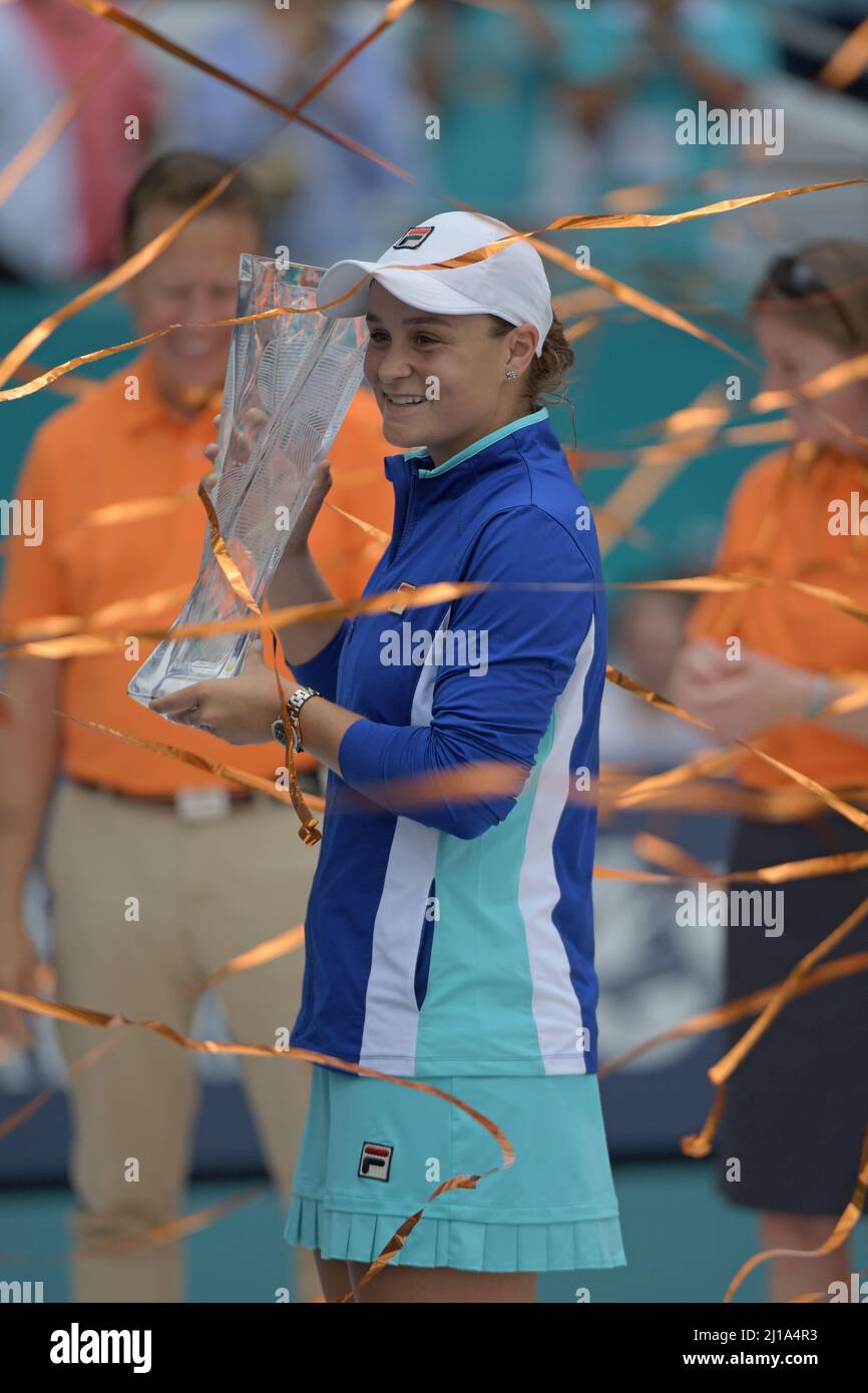 MIAMI GARDENS, FLORIDA - 30 MARZO: Ashleigh Barty of Australia sconfigge Karolina Pliskova della Repubblica Ceca il giorno tredici nelle finali femminili al Miami Open all'Hard Rock Stadium il 30 marzo 2019 a Miami Gardens, Florida. People: Ashleigh Barty Credit: Storms Media Group/Alamy Live News Foto Stock