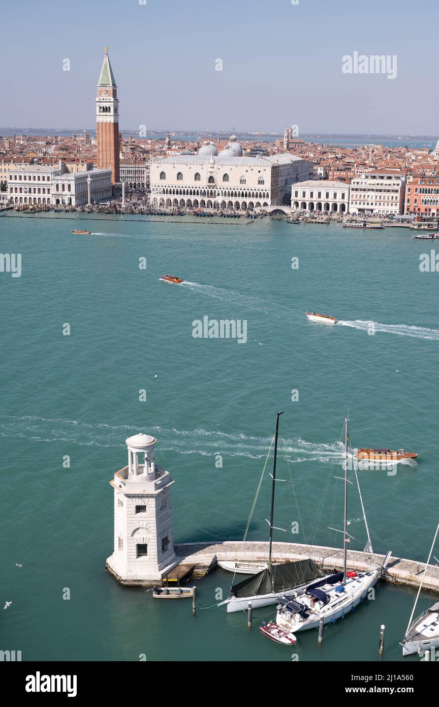 Venedig, Italia. 20th Mar 2022. Vista dalla chiesa di San Giorgio maggiore attraverso il canale della Giudecca fino a Piazza San Marco, la Torre di San Marco e il Palazzo Ducale. Credit: Kahnert/dpa-Zentralbild/dpa/Alamy Live News Foto Stock
