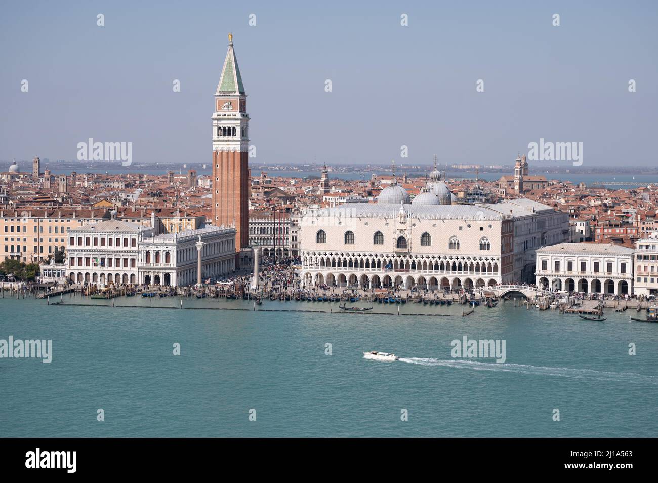 Venedig, Italia. 20th Mar 2022. Vista dalla chiesa di San Giorgio maggiore attraverso il canale della Giudecca fino a Piazza San Marco, la Torre di San Marco e il Palazzo Ducale. Credit: Kahnert/dpa-Zentralbild/dpa/Alamy Live News Foto Stock