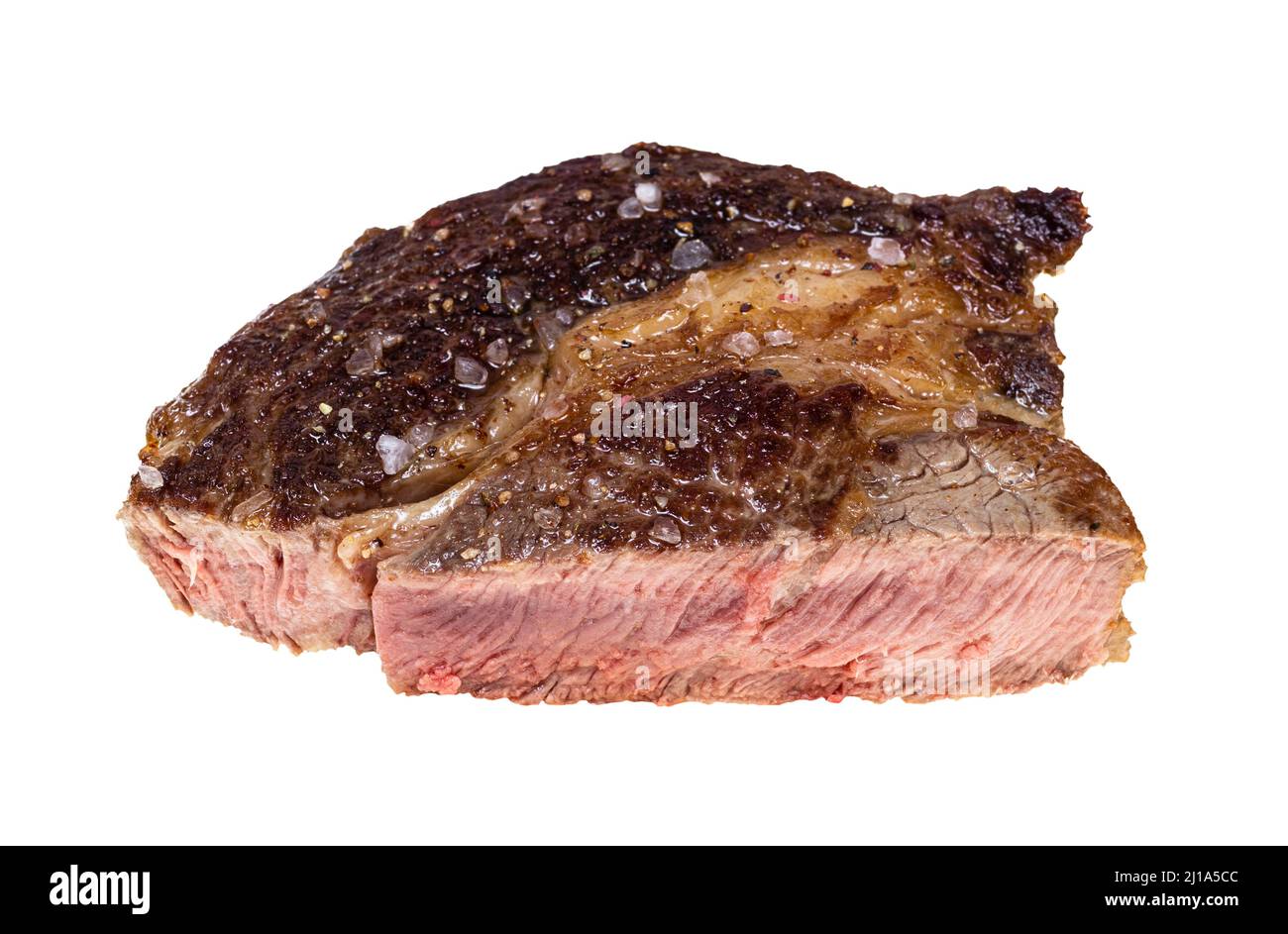 tagliare la bistecca di manzo mediamente ben fritta con costolette, isolata su sfondo bianco Foto Stock