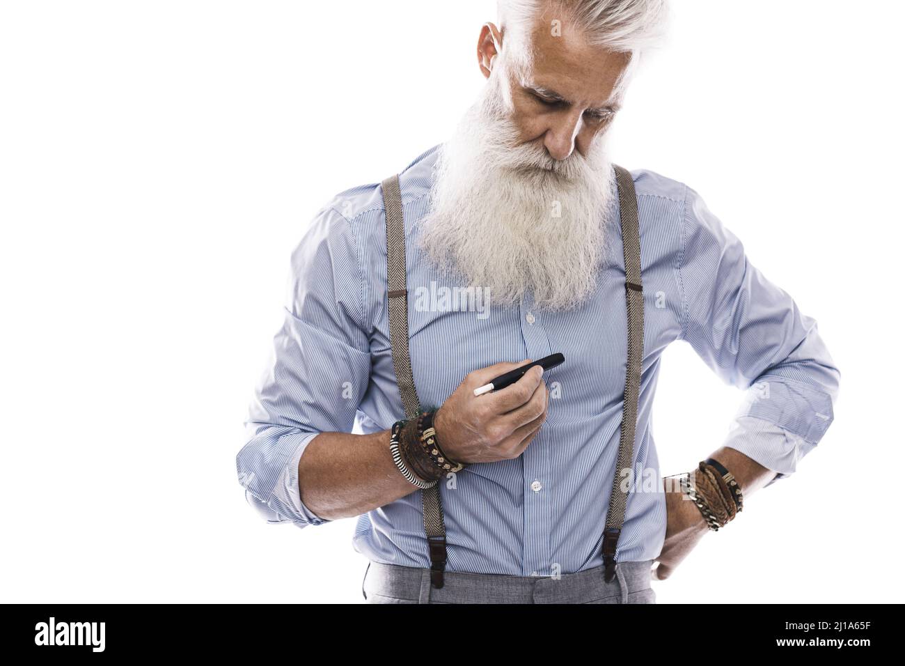 Bell'uomo anziano fumare tabacco riscaldamento sistema Foto Stock