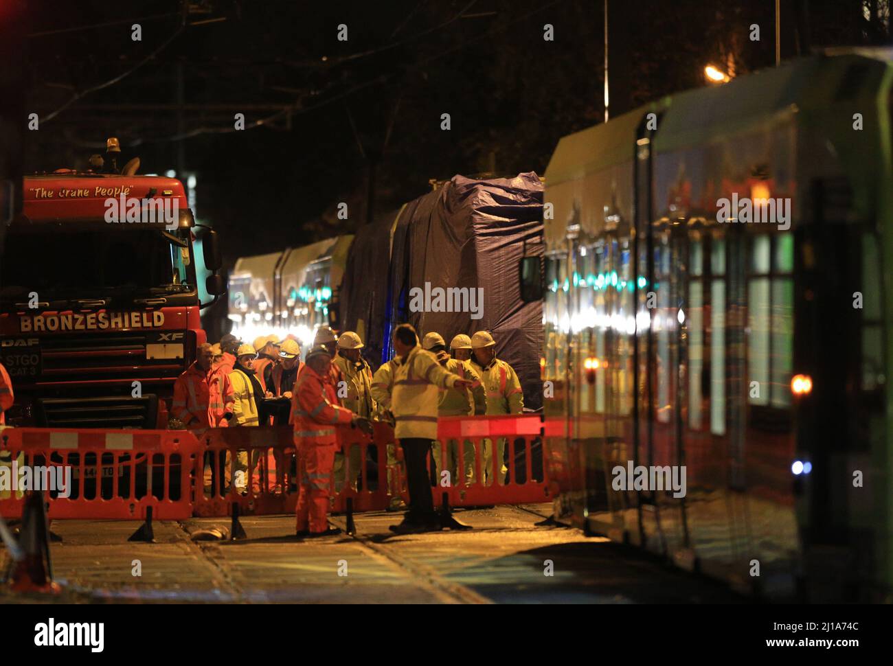 Fascicolo foto datato 11/11/16 di una carrozza di tram danneggiata avvolta in telone in occasione di un incidente a Croydon, nel sud di Londra, in quanto sono state avviate azioni penali per presunte carenze in materia di salute e sicurezza relative all'incidente del tram. Foto Stock