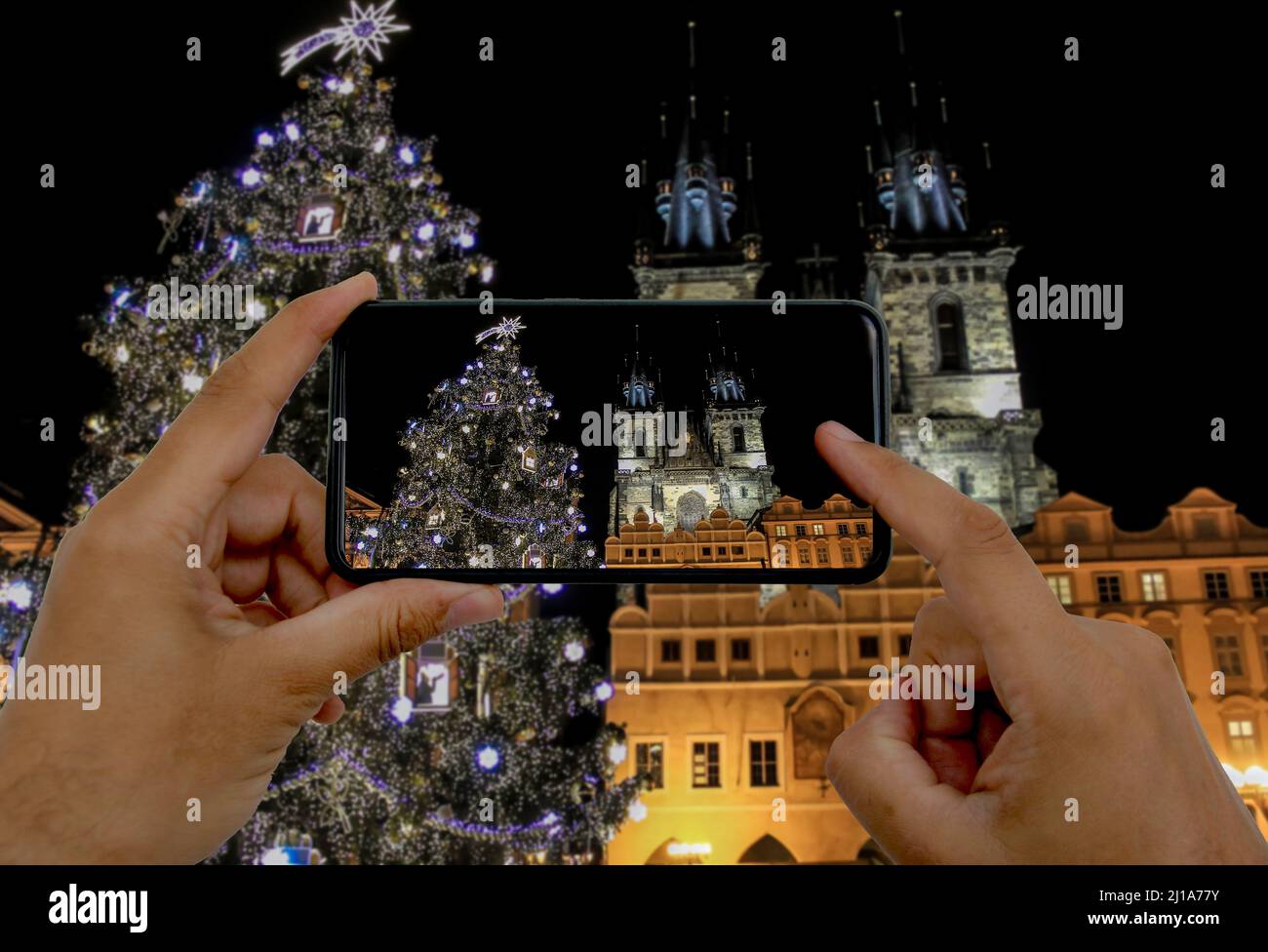 Albero di Natale vicino alla Chiesa di Tyn a Praga Foto Stock