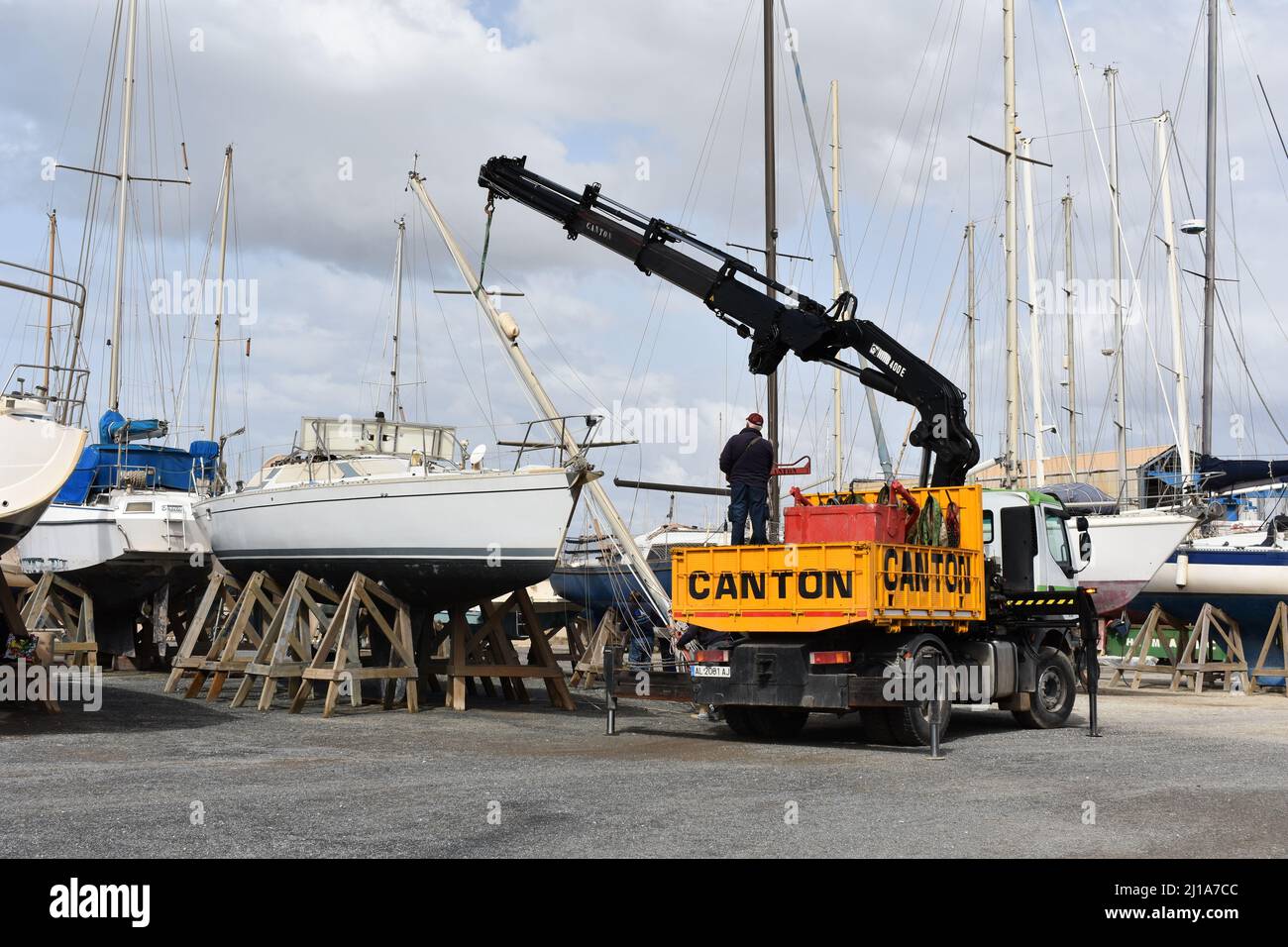 Albero di yacht rimosso da una gru, cantiere navale Almerimar, Almeria, Spagna Foto Stock
