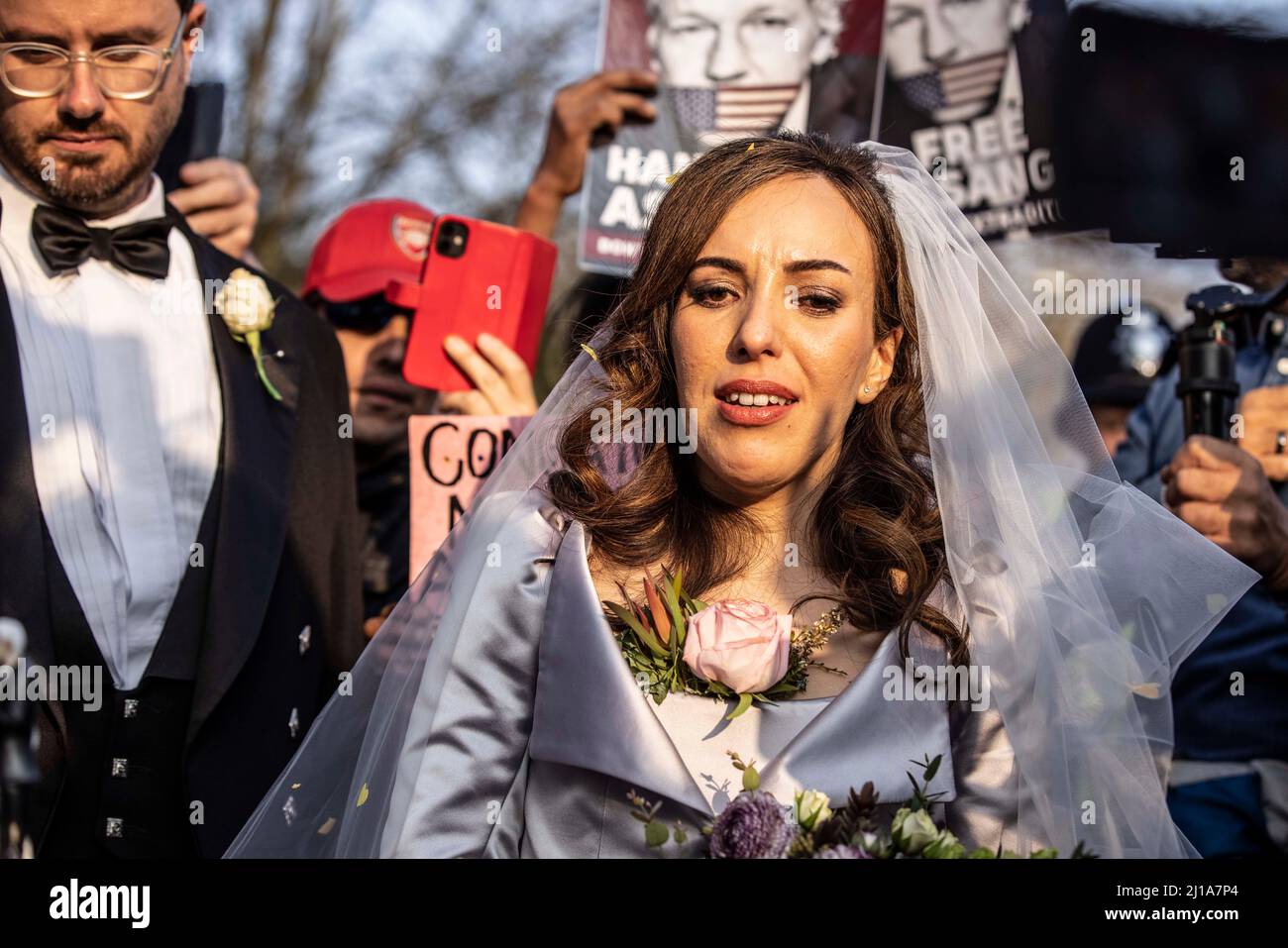 Julian Assange e Stella Moris Wedding alla prigione di HM Belmarsh, UK Picture Shows Stella con un abito Vivienne Westwood affiancato da suo fratello di fronte ai media dopo la cerimonia. 23rd marzo 2022, Belmarsh, East London, UK Credit: Jeff Gilbert/Alamy Live News Foto Stock