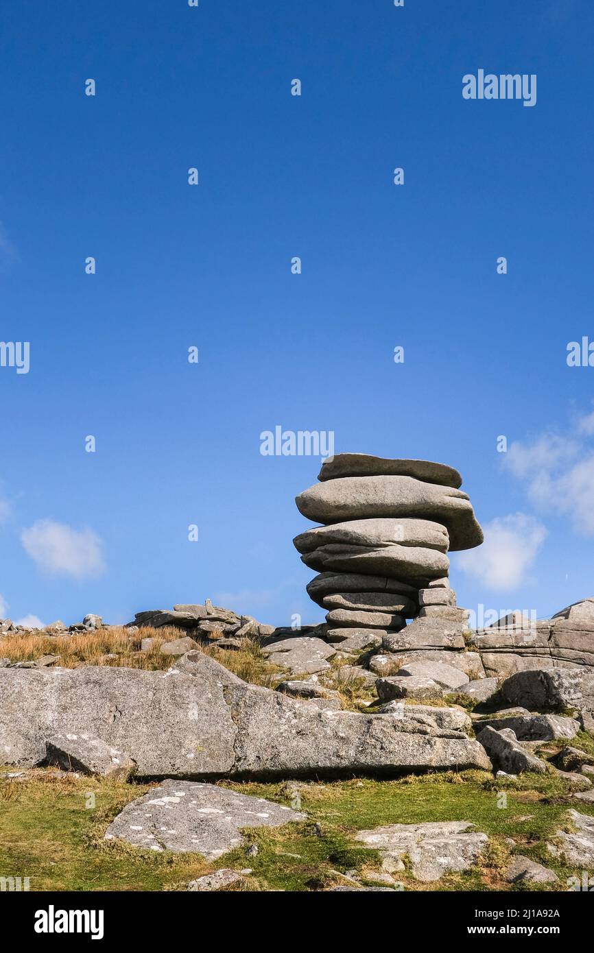 Il suggestivo stack di pietra il Cheesewring appollaiò sul lato dell'aspro Stowes Hill a Bodmin Moor in Cornovaglia. Foto Stock