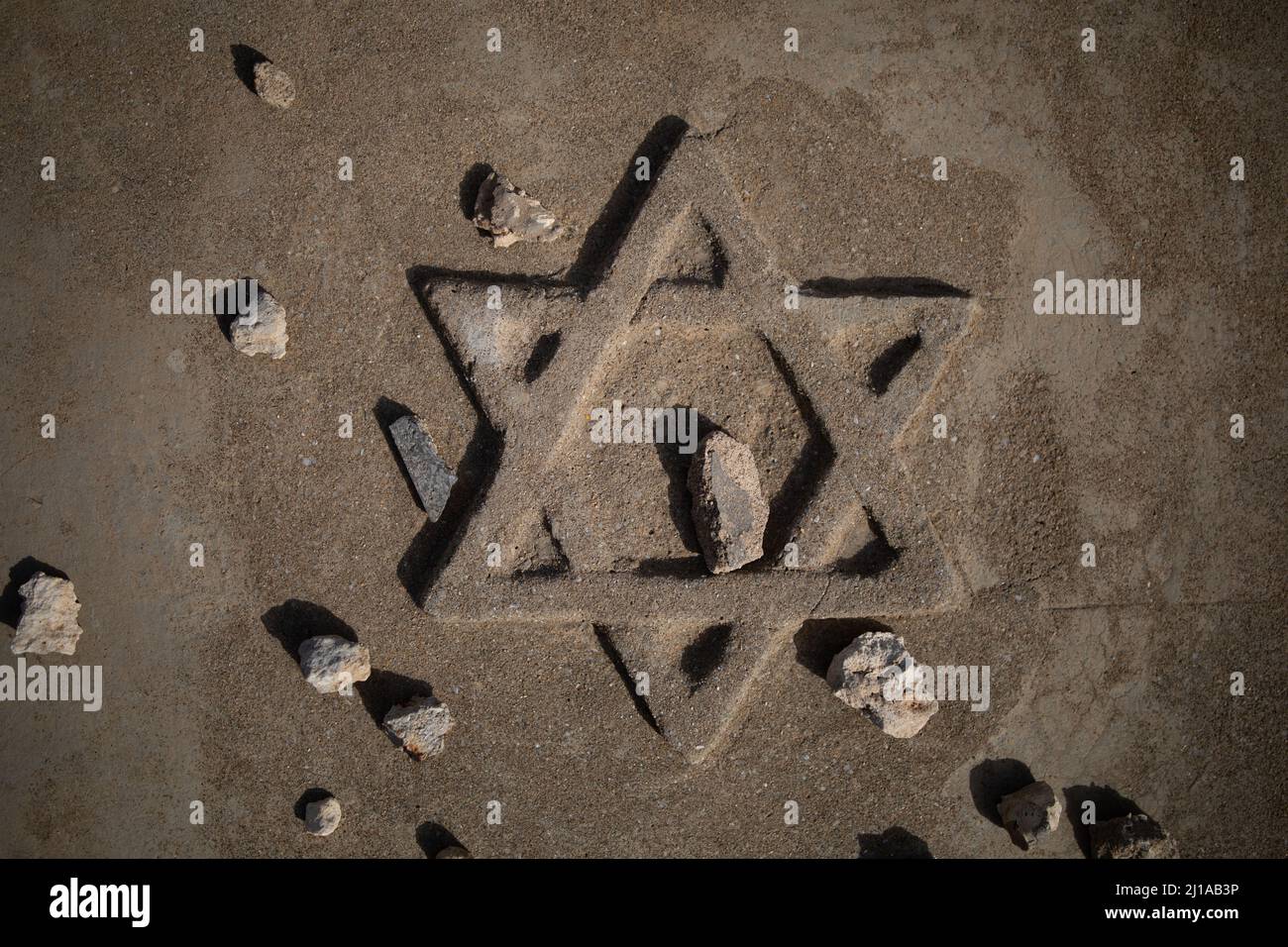 Le pietre sono poste vicino ad una Stella di David su una tomba al cimitero ebraico di Trumpeldor a Tel Aviv, Israele. Foto Stock