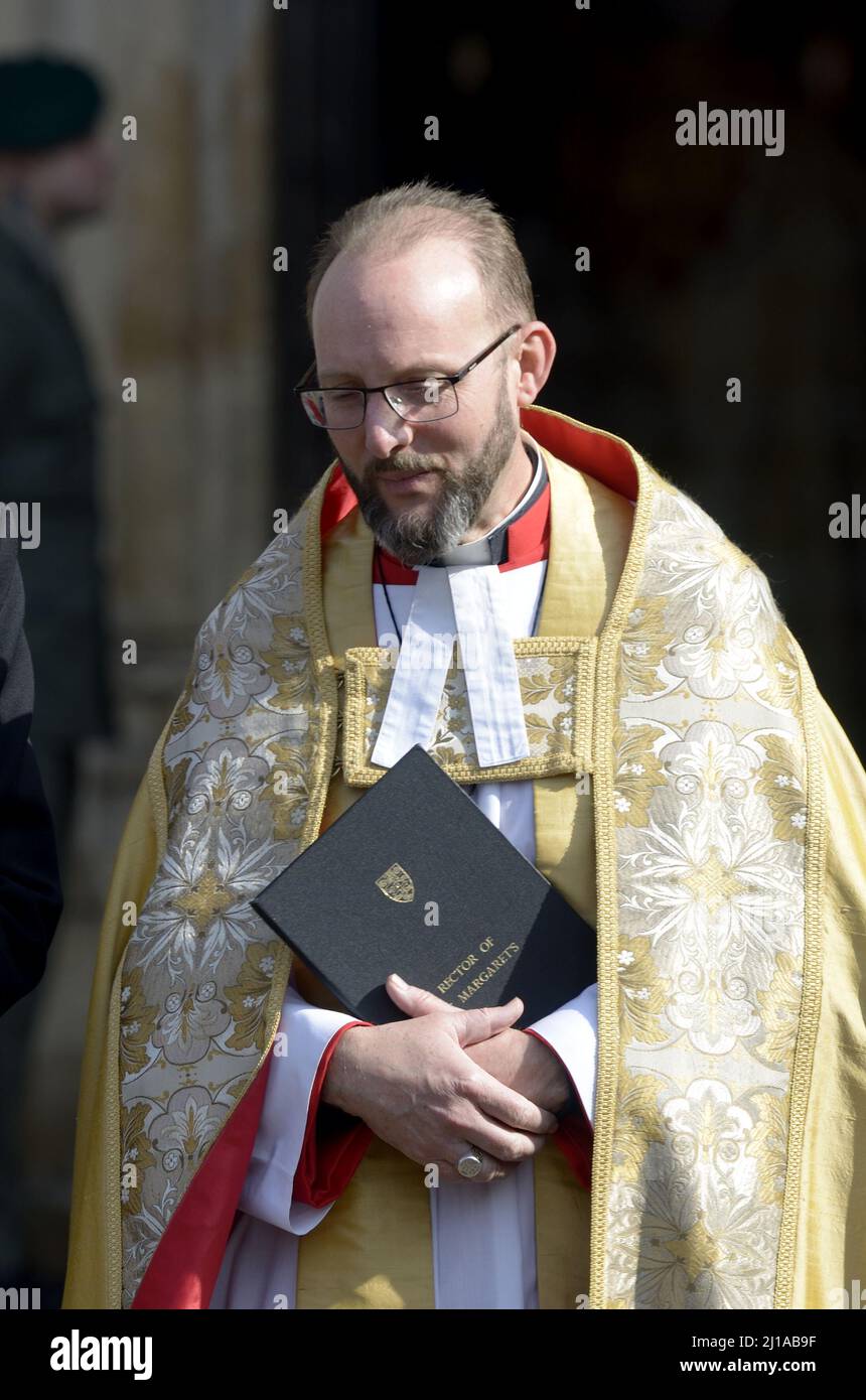 Il Reverendo destro Anthony Ball, Rettore della Chiesa di Santa Margherita e Vescovo Assistente della Diocesi d'Egitto, lascia il Memorial Service per Dame vera Ly Foto Stock