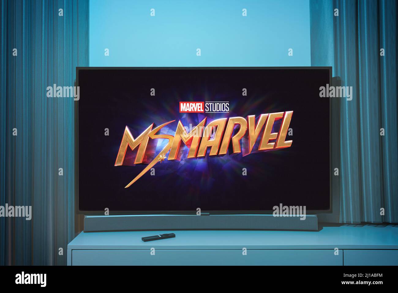 Serie TV MS Marvel su grande schermo tv. La signora Marvel mostra televisiva a casa Foto Stock