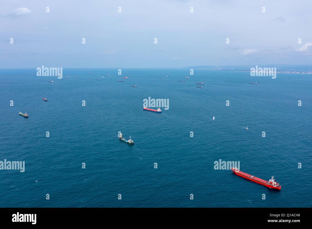 Cinquanta navi cargo e container ancorate vicino al porto a causa della crisi mondiale di congestione marittima, vista aerea. Foto Stock