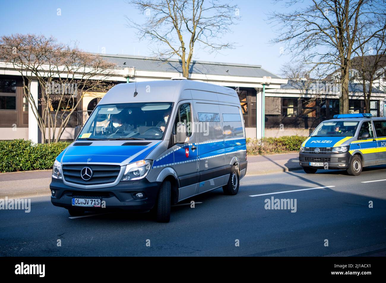 Oldenburg, Germania. 24th Mar 2022. Prima dell'inizio dello studio, l'infermiere N. Högel, Chi è stato condannato per omicidio, è guidato in un autobus con finestre colorate per il Weser-EMS-Hallen, dove la corte regionale ha spostato il processo contro ex superiori dell'ex infermiera presso gli ospedali Oldenburg e Delmenhorst a causa della mancanza di spazio. Högel, condannato a 85 omicidi nel 2019, testimonierà come testimone. Credit: Sina Schuldt/dpa/Alamy Live News Foto Stock