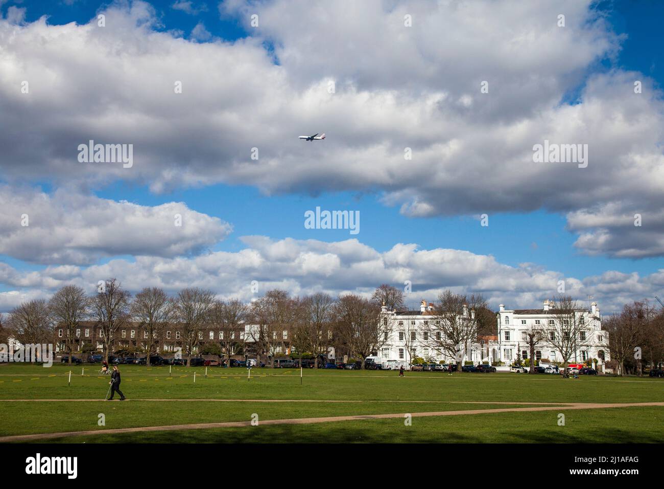 Un aereo che vola su Richmond Green nel quartiere di Richmond upon Thames, Londra sud-occidentale, Inghilterra, Regno Unito Foto Stock