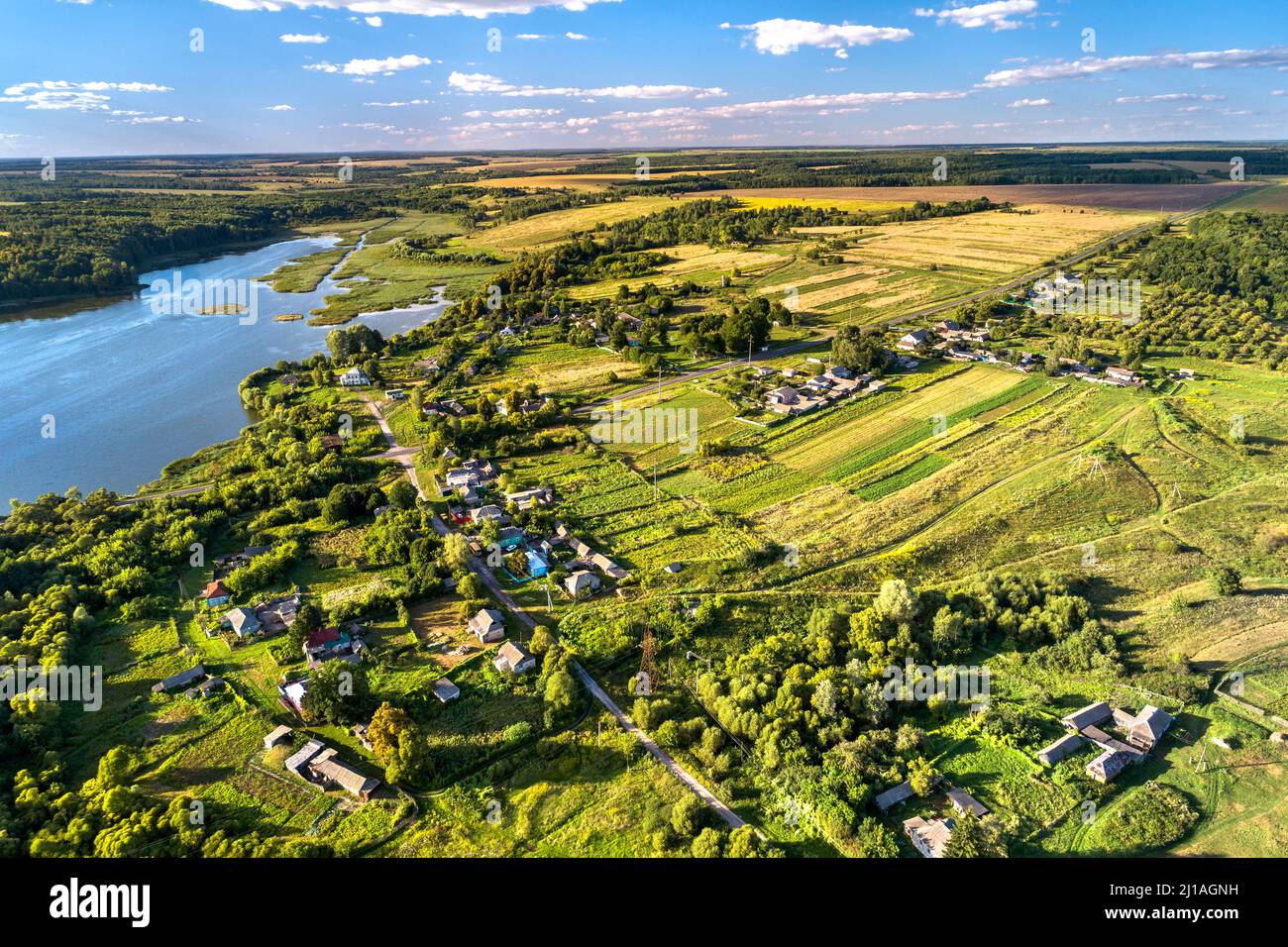 Paesaggio aereo di Chernozemye russo. Villaggio di Nizhnyaya Vablya, regione di Kursk Foto Stock