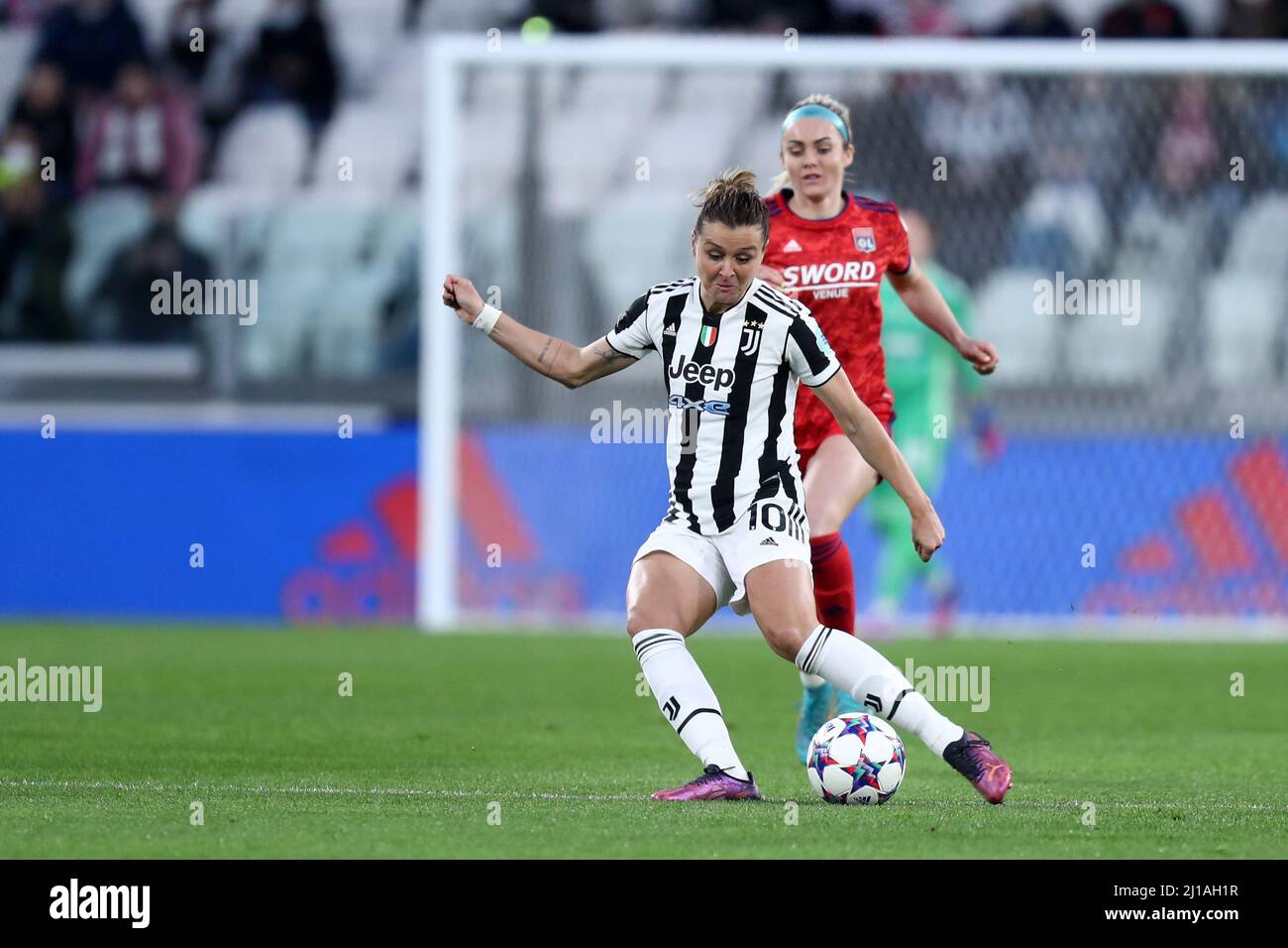 Cristiana Girelli della Juventus FC controlla la palla durante la UEFA Champions League Women's Quarter-final, prima tappa tra Juventus FC e Olympique Lyon allo Stadio Allianz il 23 marzo 2022 a Torino. Foto Stock