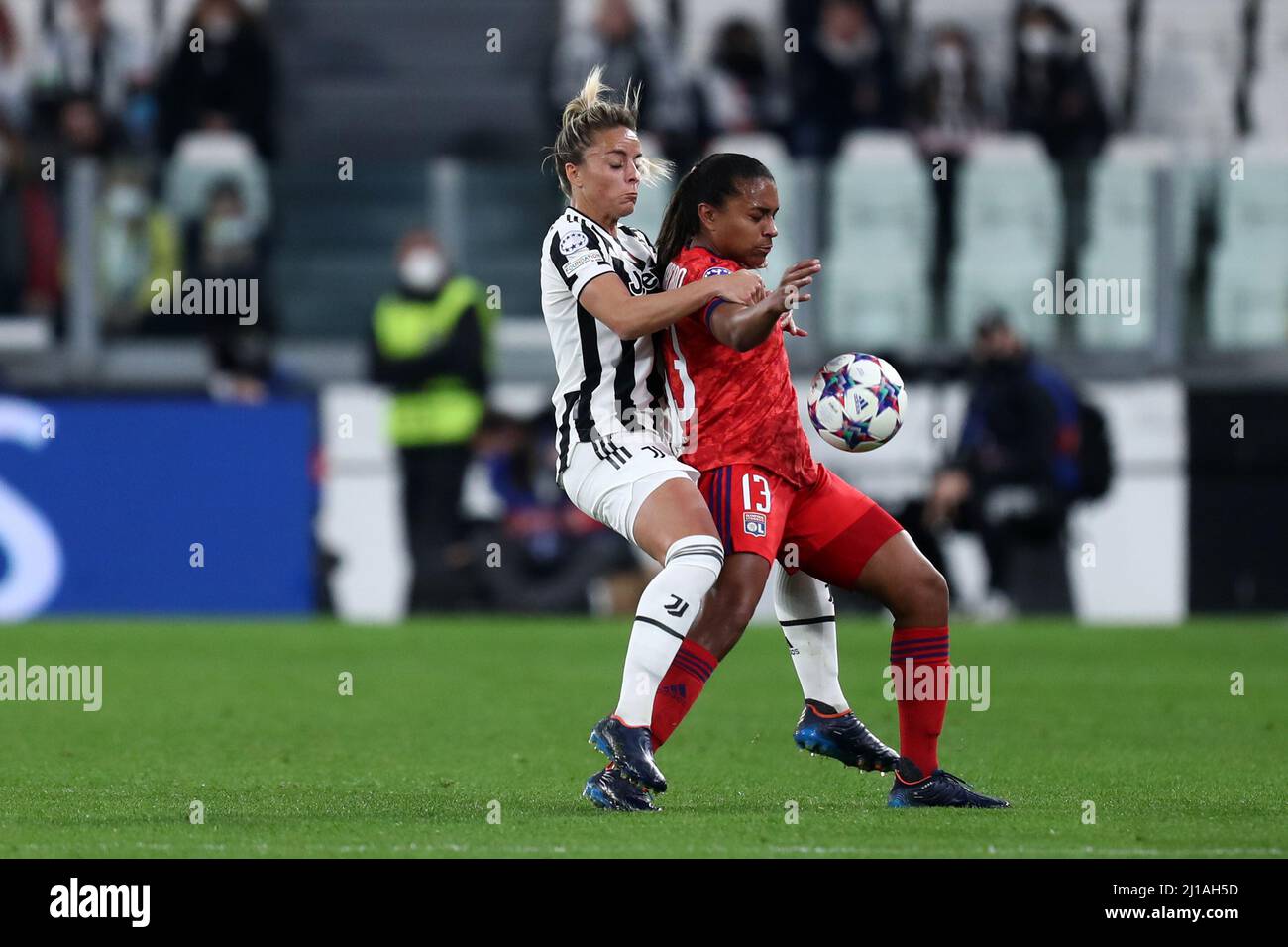 Torino, Italia. 23rd Mar 2022. Catarina Macario dell'Olympique Lyon e Martina Rosqui della Juventus FC combattono per la palla durante la UEFA Champions League Women's Quarter-final, prima tappa tra Juventus FC e Olympique Lyon allo Stadio Allianz il 23 marzo 2022 a Torino. Credit: Marco Canoniero/Alamy Live News Foto Stock