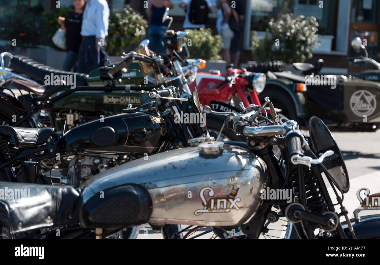 Un'annata Brough Superior e altri motori in strada Foto Stock