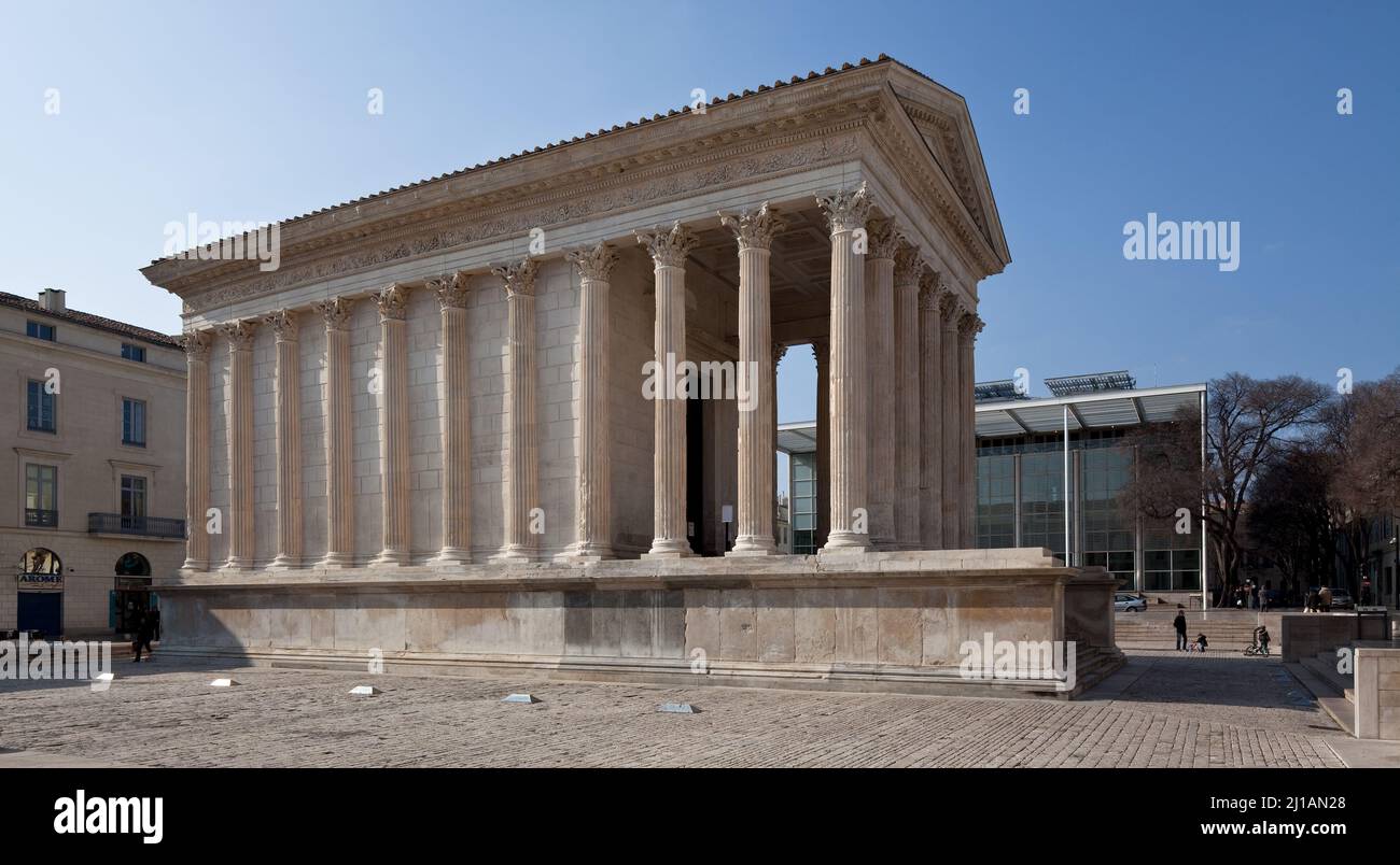 Frankr Nîmes Maison Carrée 59967 Römischer Podiumstempel von Nordosten rechts Museum Carré d`Art 1993 vollendet von Norman Foster Foto Stock