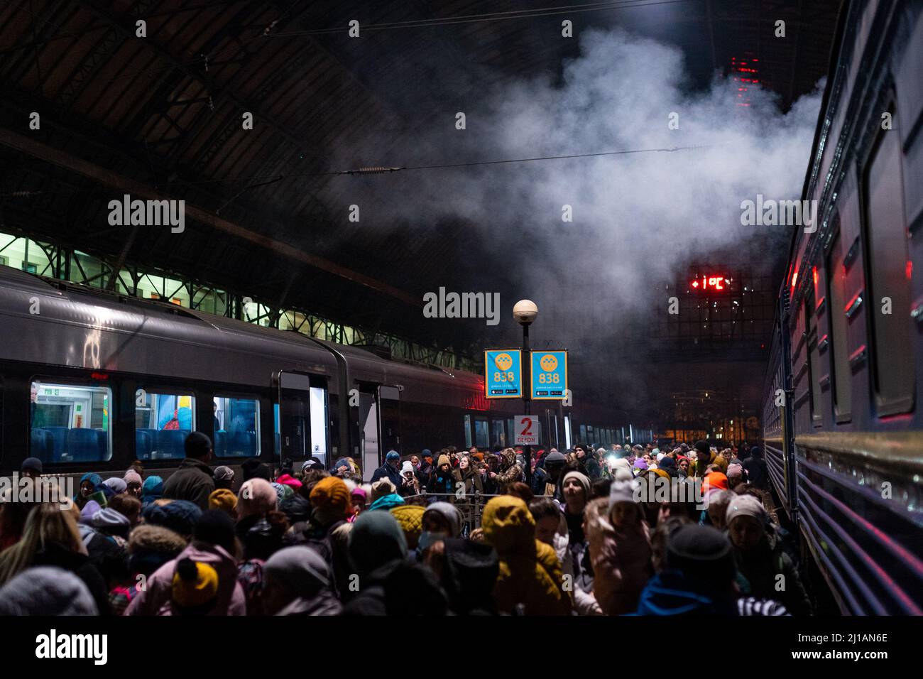 La gente si vede affollare la stazione ferroviaria principale della città di notte a Lviv, Ucraina il 6 marzo 2022. Mentre la guerra infuria nell'est e nel sud dell'Ucraina, li Foto Stock