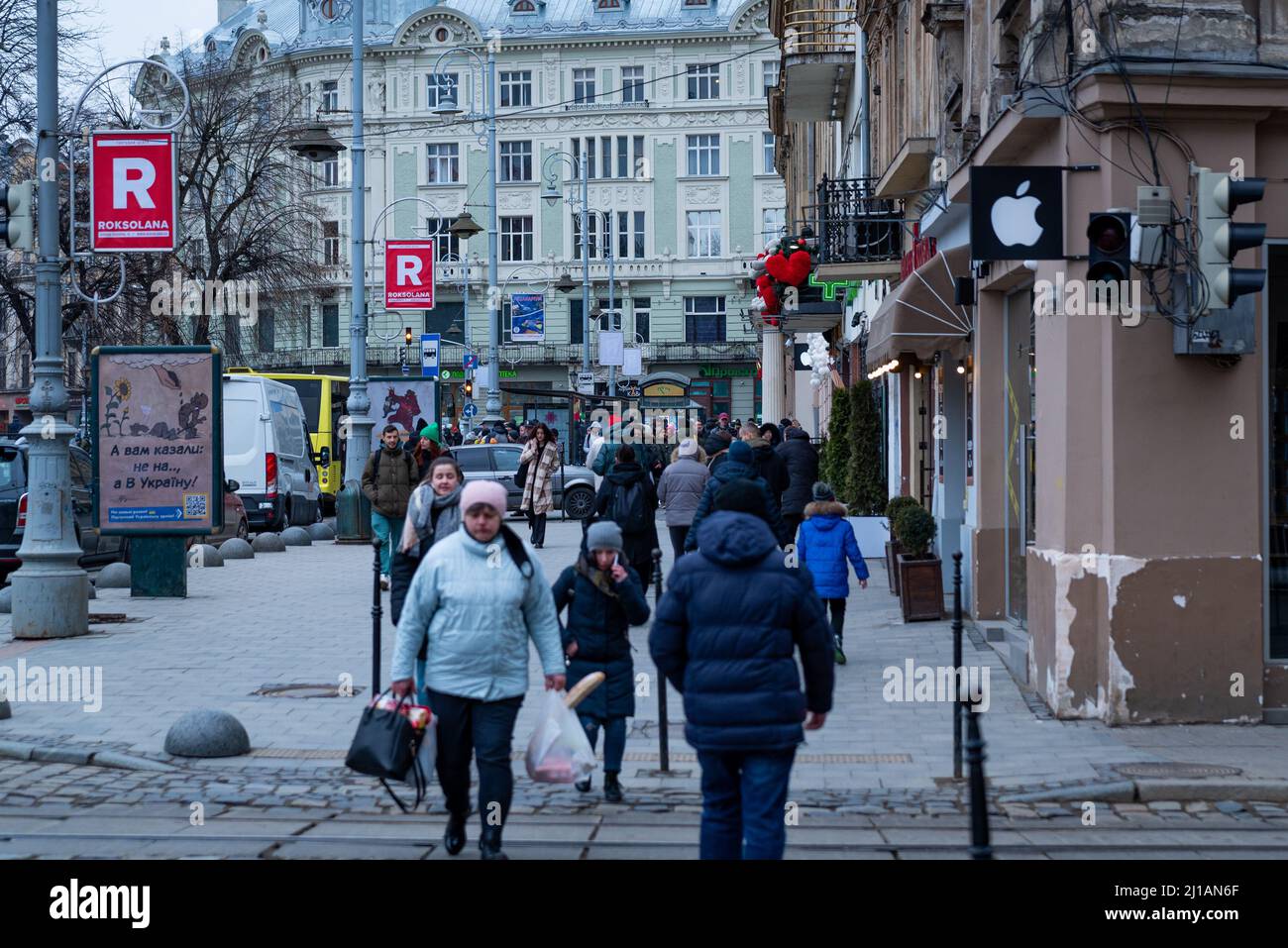 La gente cammina e chiacchiera nelle strade del centro della città di Lviv, Ucraina il 6 marzo 2022. Mentre la guerra impera nell'est e nel sud dell'Ucraina, la vita in t Foto Stock