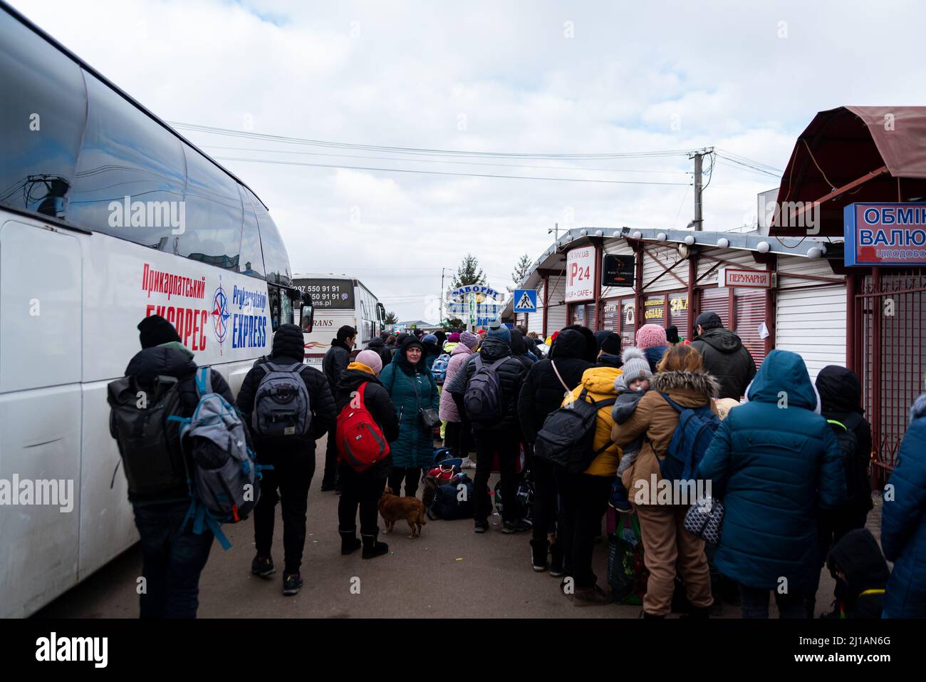 I rifugiati ucraini aspettano in fila mentre attraversano il confine Polonia-Ucraina in fuga dalla guerra Russia-Ucraina a Sheyni, Ucraina, il 8 marzo 2022. Altro Th Foto Stock