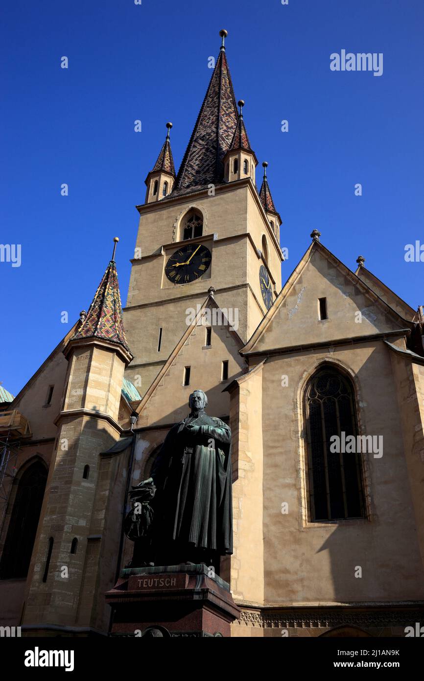 Evangelische Stadtpfarrkirche und Statua des Friedrich Teutsch, 1852-1933, ein Bischof der Siebenbürger Sachsen, Sibiu, Rumänien / Evangelical paris Foto Stock