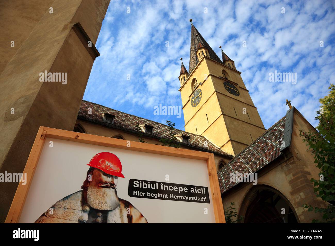 Zweisprachiges Baustellenschild. Hier Beginnt Hermannstadt. An der eveangelischen Kirche in der Altstadt von Sibiu, Rumänien / Bilingual constructio Foto Stock