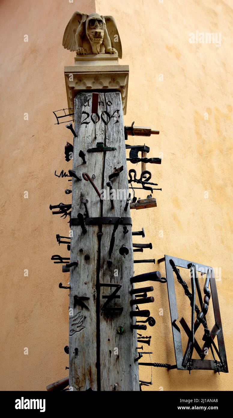 Holzbalken mit Zunftzeichen vor einer Unterkunft von Zimmerleuten auf der Walz, Sibiu, Rumänien / trave in legno con segno di corporazione davanti a accommodat Foto Stock
