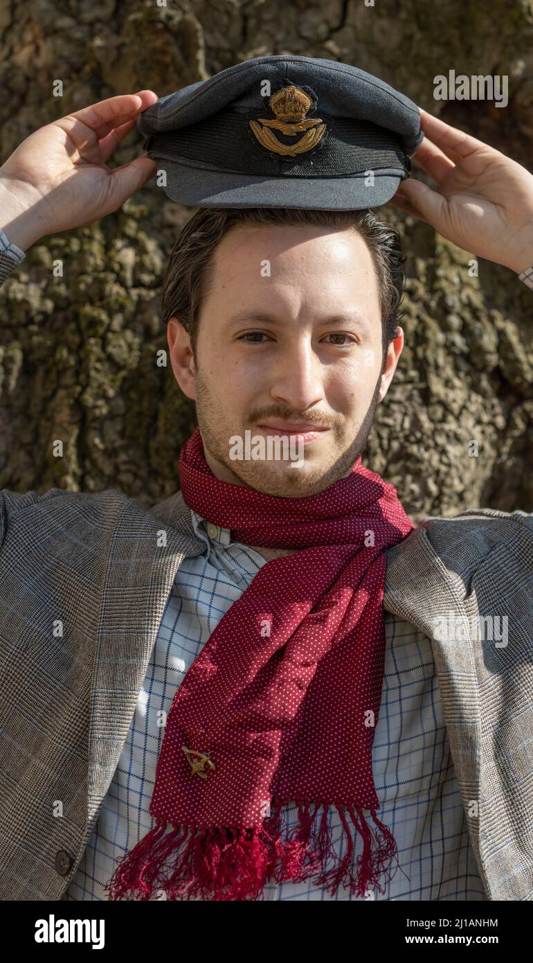 Connect Art Fair, The Mall Galleries, Londra, Regno Unito. 24 marzo 2022. Visiera del capitano del gruppo RAF Sir Douglas Bader CBE, DSO and Bar, DFC and Bar, 1946, insieme a Bader’s Flying Scarf. Prezzo richiesto: £25.000. Il 40% dei proventi sarà donato al DEC (Disasts Emergency Committee). Connect Art Fair è attiva dal 23-27 marzo 2022. Credit: Malcolm Park/Alamy Live News. Foto Stock