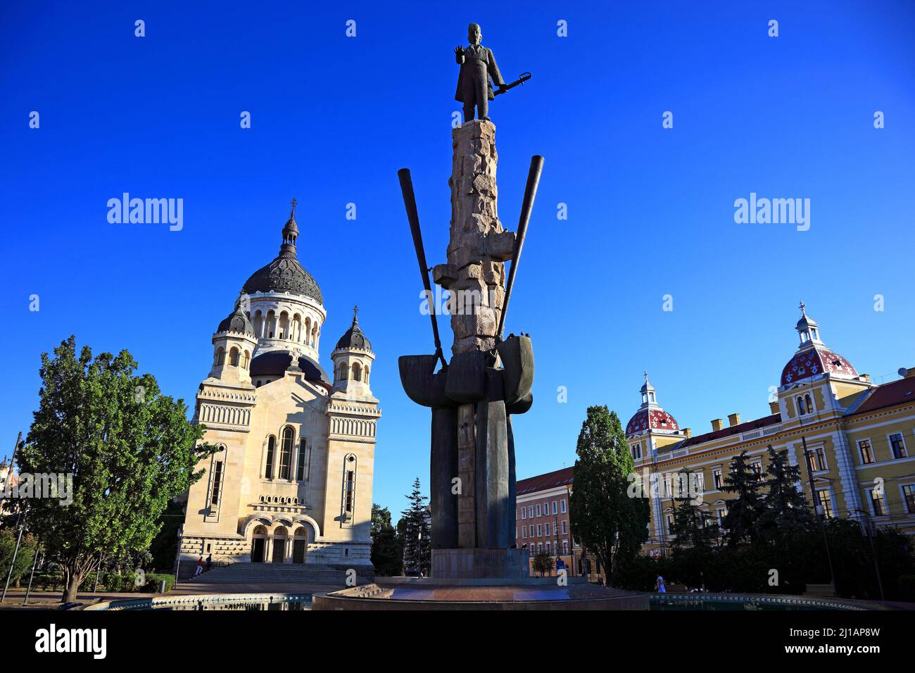 Statua di Avram Iancu e Cattedrale ortodossa di Avram Iancu a Cluj, Siebenbürgen, Rumänien / Statua di Avram Iancu e Cattedrale ortodossa a Foto Stock