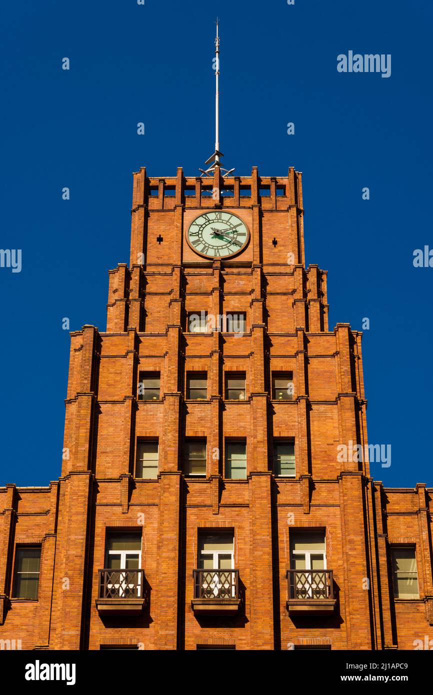 Showa era vecchie architetture a Tokyo. Shisei Kaikan edificio in mattoni rossi torre dell'orologio (ora biblioteca comunale), un edificio in mattoni rossi eretto nel 1929 Foto Stock